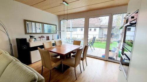 Un comedor con mesa y sillas de madera. en 4 Zi-Wohnung 106m2 nahe Stuttgart Airport, en Ostfildern