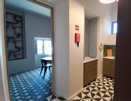 a hallway with a kitchen and a dining room at CASA DO PROFESSOR in Fuzeta