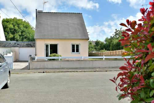 a white house with a gray roof at Au Ty Mitine - A 4min en voiture de la plage in Saint-Cast-le-Guildo
