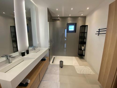 une salle de bain avec deux lavabos et une douche dans l'établissement Maison Contemporaine, à Villez-sous-Bailleul