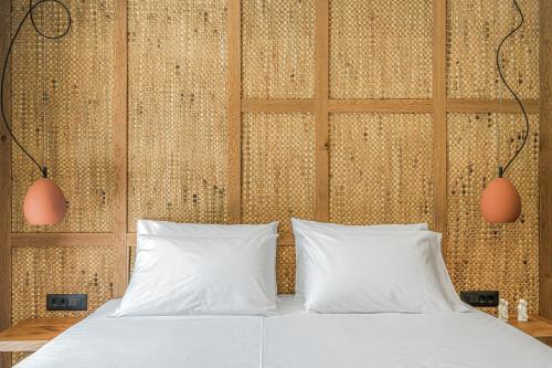 Postel nebo postele na pokoji v ubytování Lakka Suites