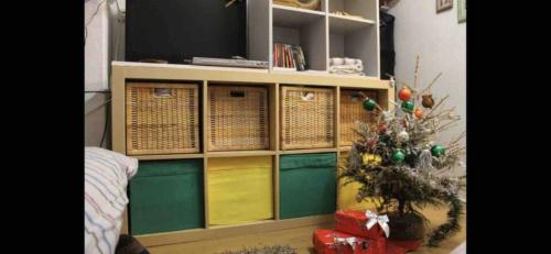 Una habitación con un árbol de Navidad frente a un televisor. en Nice studio,Rue Didot, en París