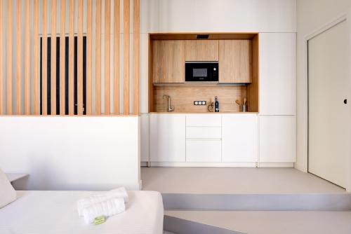 - une petite cuisine avec un lit et un four micro-ondes dans l'établissement Immogroom - 2 min du palais - Studio - Luxury - AC, à Cannes