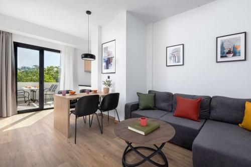 The Meta Stay -Rooftop Access Sunny 2bdr Apartment