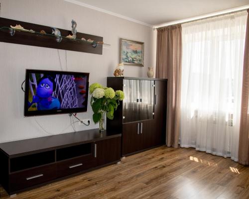 Una televisión o centro de entretenimiento en Family apartment on Shevchenko street