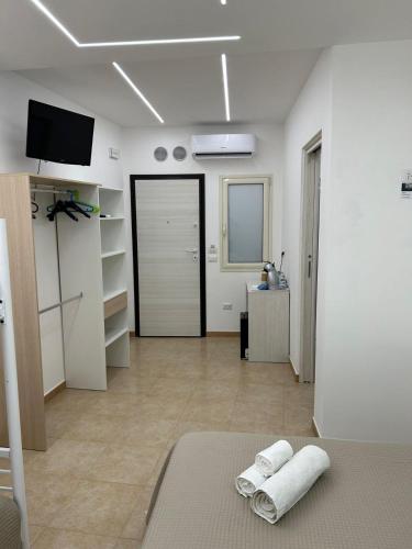 ein Wohnzimmer mit zwei Handtüchern auf dem Boden in der Unterkunft L Antico Soffitto Tropea in Tropea