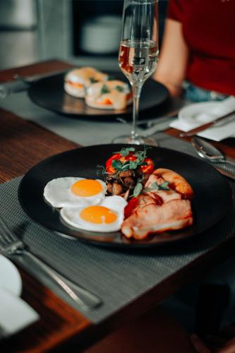 Un plato de huevos y pollo en una mesa. en The Capital Melrose, en Johannesburgo