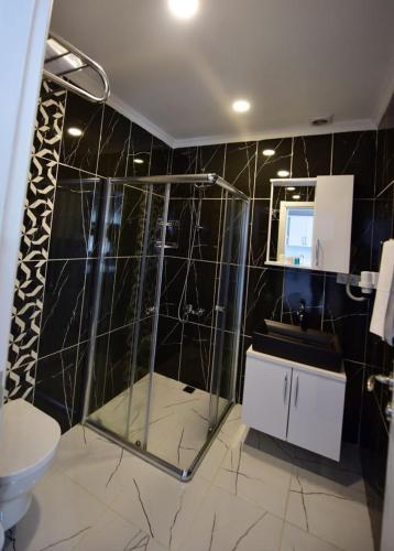 ein Badezimmer mit Dusche, Toilette und Waschbecken in der Unterkunft Anemo Suite in Uzungöl