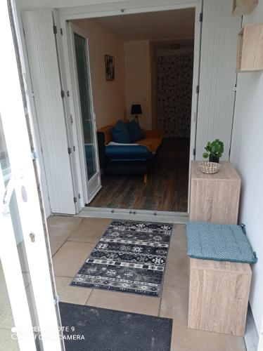 un salon avec un canapé et une chaise bleue dans l'établissement ocean, à Saint-Brévin-les-Pins