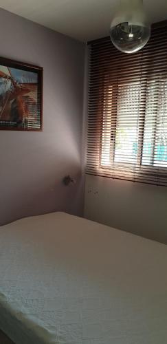 une chambre avec un lit blanc et une fenêtre dans l'établissement T2 Saint cyr sur mer proche de la plage, à Saint-Cyr-sur-Mer