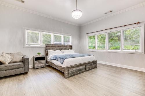 Ένα ή περισσότερα κρεβάτια σε δωμάτιο στο Single-Story Home about 7 Mi to Old Towne Conyers!