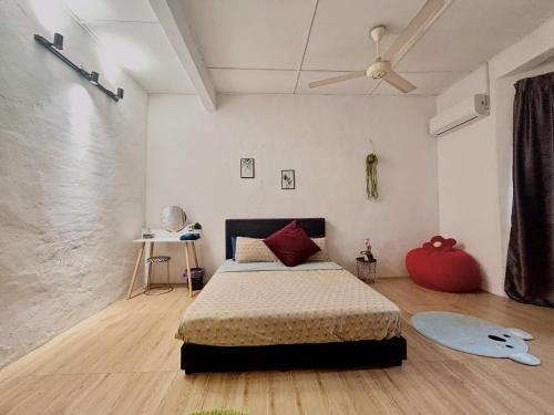 een slaapkamer met een bed in een kamer met een plafond bij Cozy 10 Entire House 4 Bedroom At Alma Bukit Mertajam in Bukit Mertajam