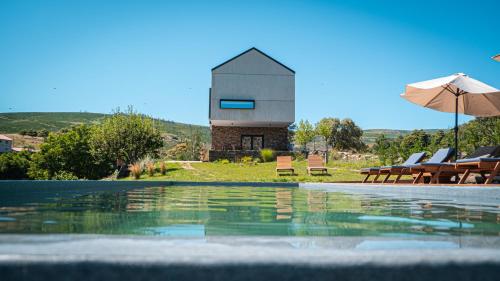 Bazén v ubytování TerraSense Mountain Charm Retreat & Farm nebo v jeho okolí