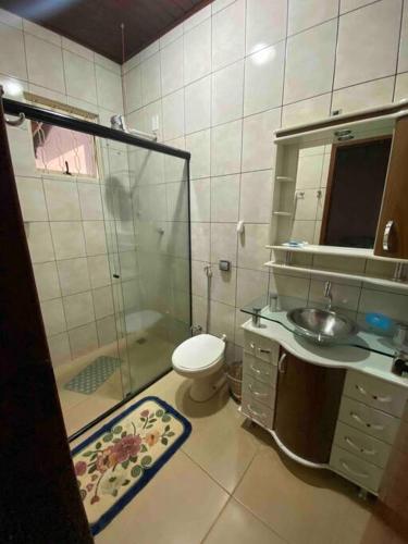 a bathroom with a shower and a toilet and a sink at Casa dos chorões in Chapada dos Guimarães