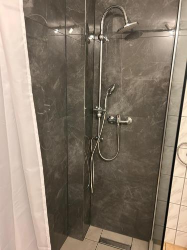 eine Dusche mit Glastür im Badezimmer in der Unterkunft Charmanter Rückzugsort Parkplatz Küche eigener Eingang in Nümbrecht