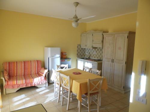 A kitchen or kitchenette at LE NEREIDI Hotel & Residence con Piscina-Tennis-Fitness-Parcheggio coperto-Sala Conferenze