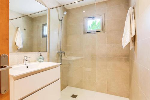 Et badeværelse på Villa Ignacio by Villa Plus