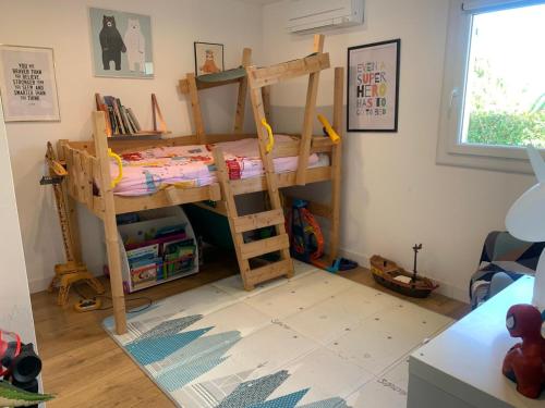 une chambre avec un lit superposé et un bureau dans l'établissement Charmante villa familiale avec piscine, à Fréjus