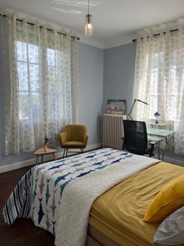 ein Schlafzimmer mit einem Bett, einem Schreibtisch und Fenstern in der Unterkunft 3Chambre calme première étage in Montgeron