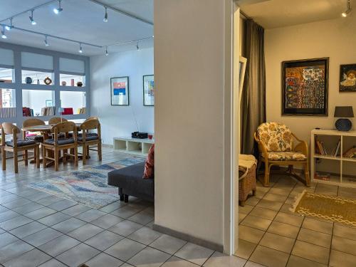 a living room and dining room with a table and chairs at Ferienwohnung _Altstadt Northeim in Northeim