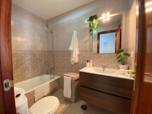 ein Badezimmer mit Badewanne, Toilette und Waschbecken in der Unterkunft Apartamento Malandar in Sanlúcar de Barrameda