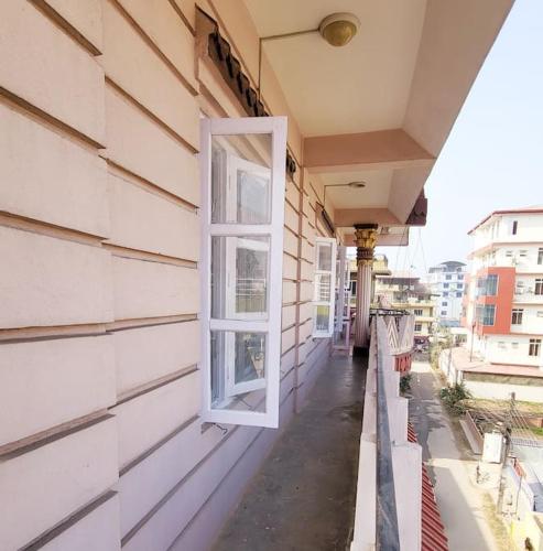 a window on the side of a building at Ojas Home Bharatpur - 奥贾斯之家巴拉特普尔 in Bharatpur