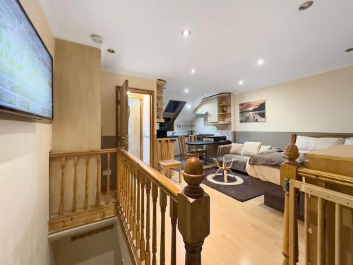 a bedroom and living room with a bed and a kitchen at Quaint studio flat in Harrow in Harrow on the Hill