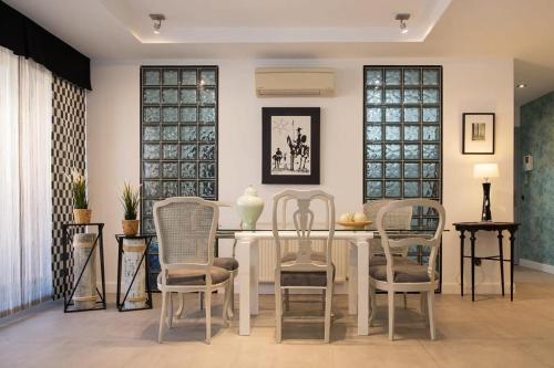 a dining room with a white table and chairs at Elefantes in Rivas-Vaciamadrid
