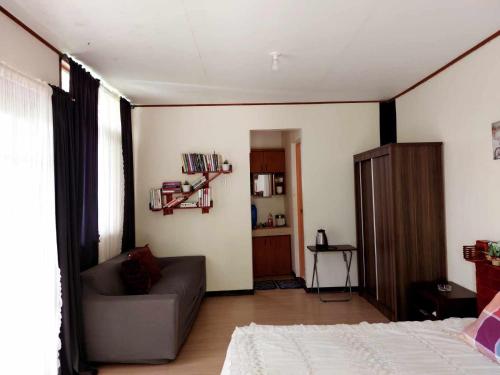 Postel nebo postele na pokoji v ubytování The Lakehouse Studio Tagaytay