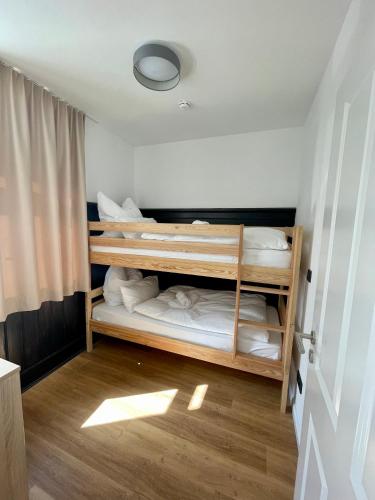 a room with two bunk beds in a room at Hopfenhotel am Adenauerufer in Bamberg
