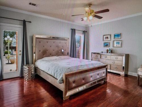 Un dormitorio con una cama y un ventilador de techo. en Upscale Hideaway with 2 King Beds Disney Plus Fast WiFi Private POOL & Gated Yard, en Alexandria
