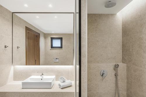 Koupelna v ubytování Lakka Suites