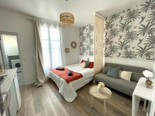 a small room with a bed and a couch at Studio 10min Paris Centre I CDG in Drancy