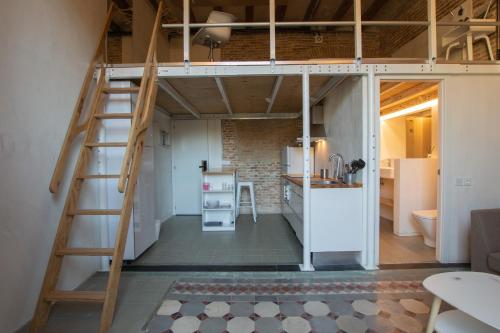 une chambre avec un lit mezzanine et une cuisine dans l'établissement Barcelona Classic Plaza Real Apartments, à Barcelone