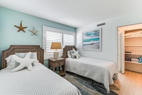 Katil atau katil-katil dalam bilik di Coastal Downtown Naples Condo - Walk to the Beach!