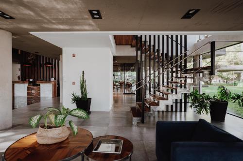 a living room with a staircase and a table at La Urumpta Hotel, AKEN MIND in Río Cuarto
