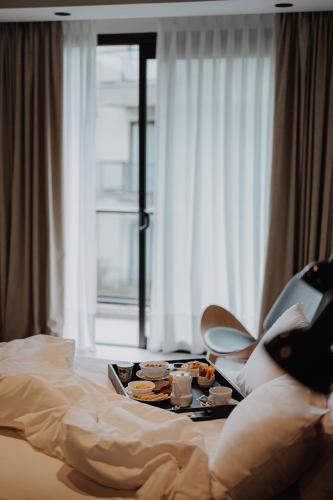 a tray of food sitting on top of a bed at La Urumpta Hotel, AKEN MIND in Río Cuarto