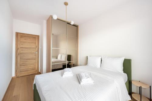 Postel nebo postele na pokoji v ubytování Bemowo Narwik Stylish Apartment by BookingHost