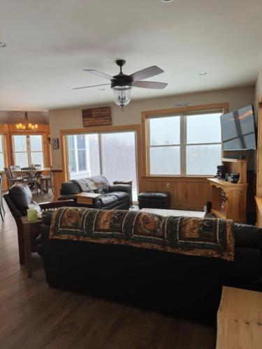 Ruang duduk di Hiram Mountain View Retreat