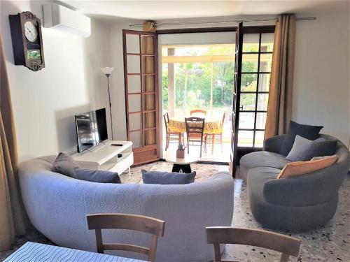 a living room with two couches and a table at Maison entière Avignon -Villeneuve les Avignon- 3 étoiles in Villeneuve-lès-Avignon
