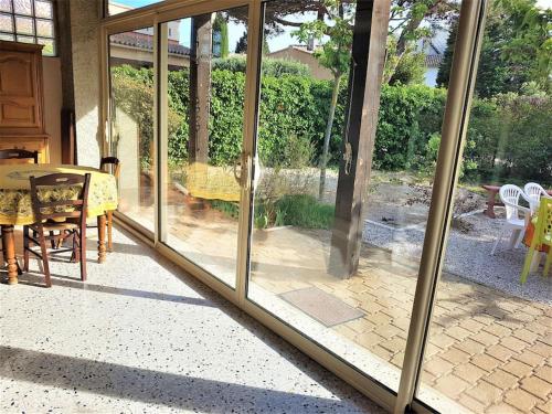 a view of a patio through a glass door at Maison entière Avignon -Villeneuve les Avignon- 3 étoiles in Villeneuve-lès-Avignon