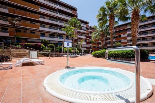 a hot tub in the middle of a courtyard at Sea Paradise - Balcon de los Gigantes in Puerto de Santiago