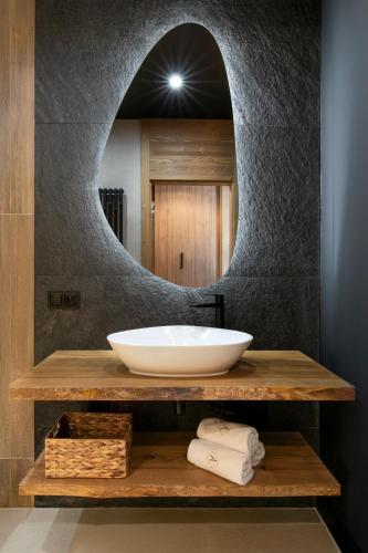 a bathroom with a sink and a mirror at Stylchyn Park - Czorsztyn Exclusive - by Upstairs in Kluszkowce