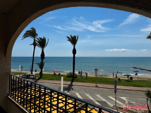 - une vue sur la plage depuis un bâtiment avec des palmiers dans l'établissement El Suspiro, à Oropesa del Mar