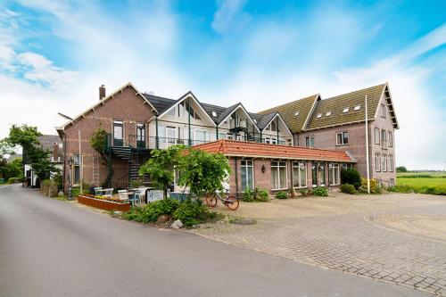una grande casa su una strada di fronte di Hotel Orion a Kaag