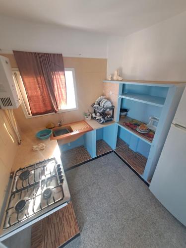 una piccola cucina con fornelli e lavello di Dar Kamel a El Haouaria