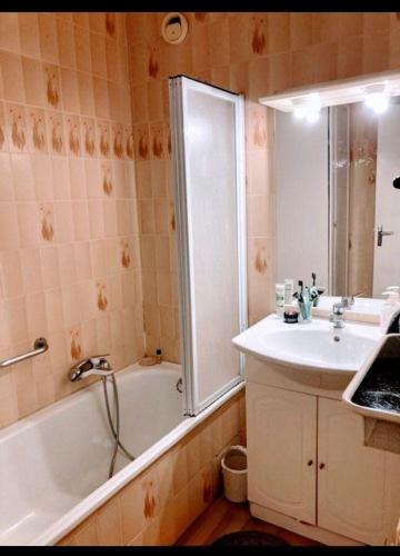 une salle de bain avec une baignoire et un lavabo et une baignoire dans l'établissement Un Jardin en Ville, à Nice