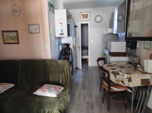 un salon avec une table et un canapé dans l'établissement Au petit Florian en Provence, à Apt