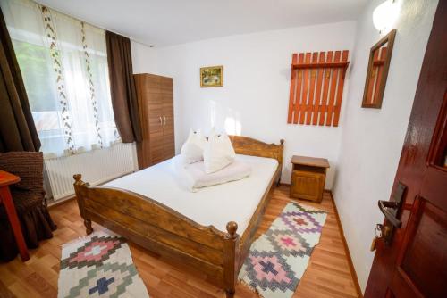 una camera da letto con un letto con asciugamani sopra di Cabana Rodica ad Arieşeni