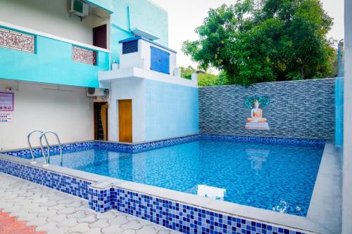 una piscina davanti a una casa di Le Springlynn Residency a Pondicherry